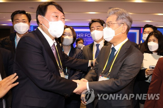 이재명(오른쪽) 민주당 대선후보와 윤석열 국민의힘 대선후보가 지난해 11월 10일 서울 광진구 그랜드워커힐서울에서 열린 글로벌인재포럼2021 행사 VIP 간담회에서 악수하고 있다. 국회사진기자단=연합뉴스